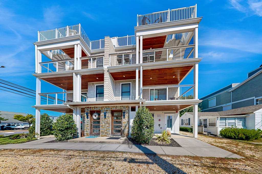 Modern Retreat no 2 enjoy a rooftop deck with Ocean & Bay views & minutes to Dewey Beach