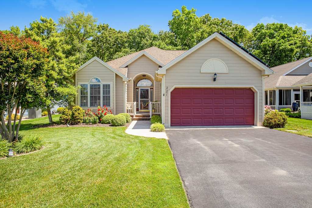 Dog friendly home with tennis a deck & grill including fast WiFi & a washer & dryer