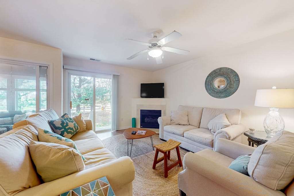 Plantation East townhome near Route 1 with a sunroom & fast WiFi