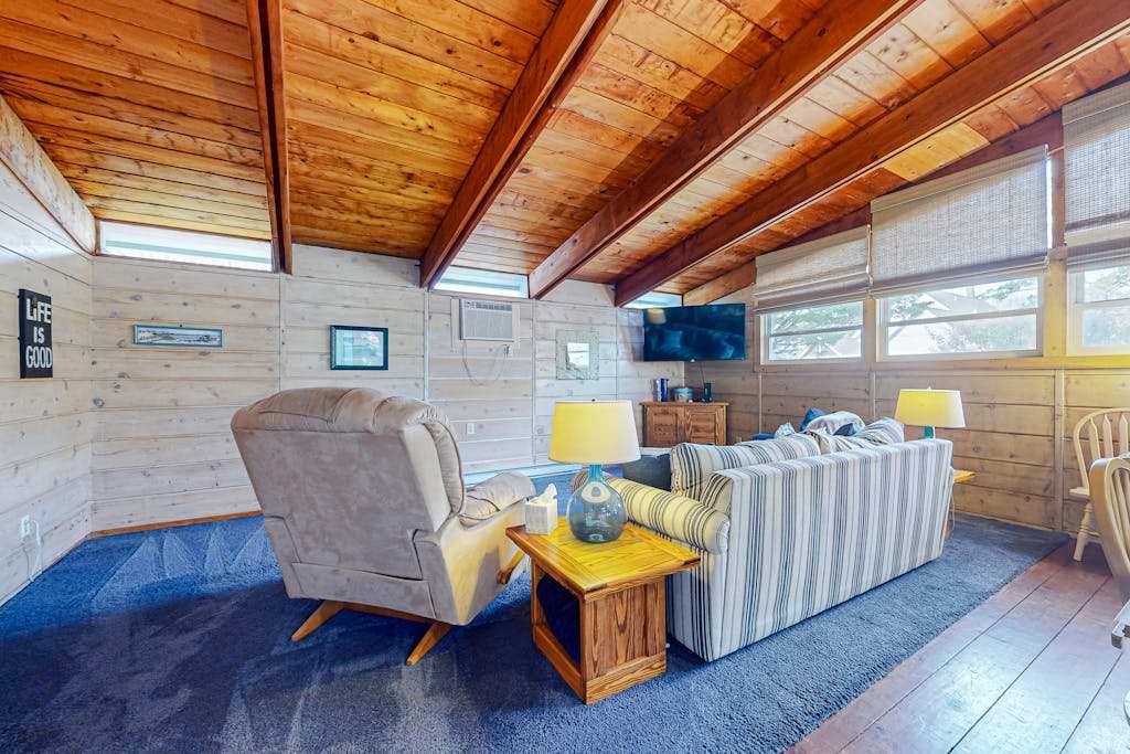 Charming & bright beach getaway with generous patio & yard near golf & shore
