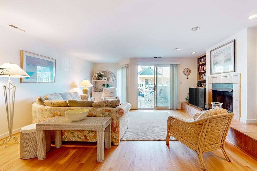 Town of Dewey Beach dog friendly retreat with balcony & patio near the water