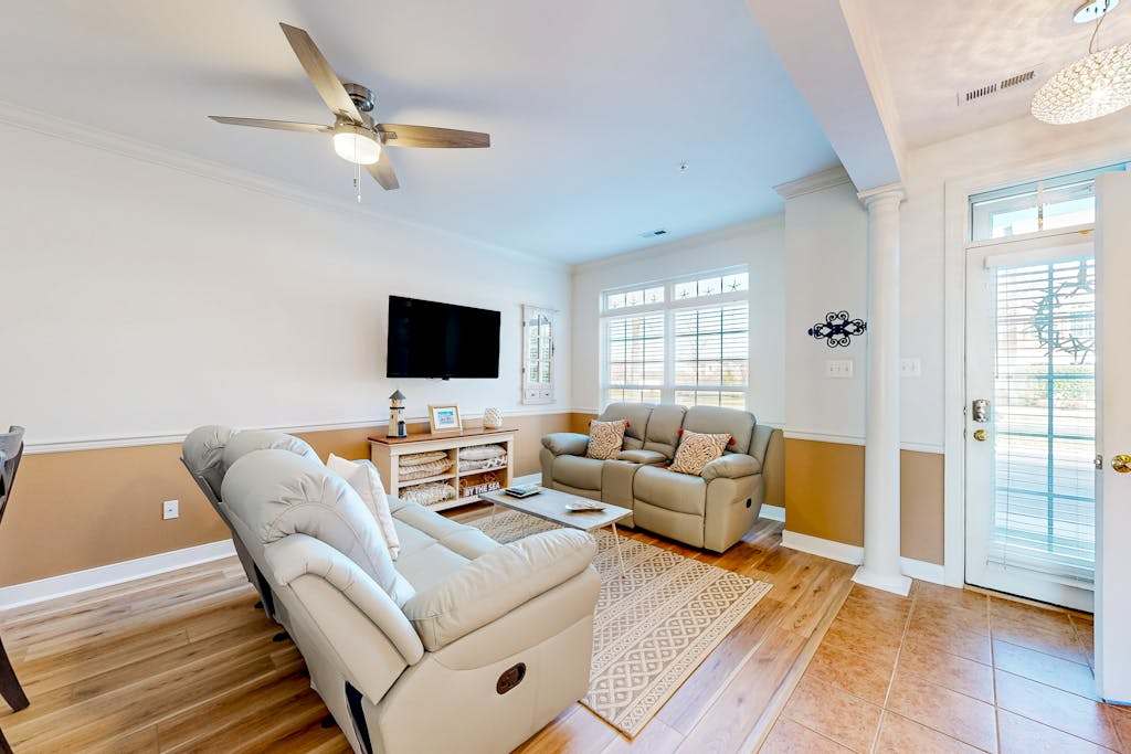 Dog friendly Villages of Five Points townhouse with pool tennis gym & grill