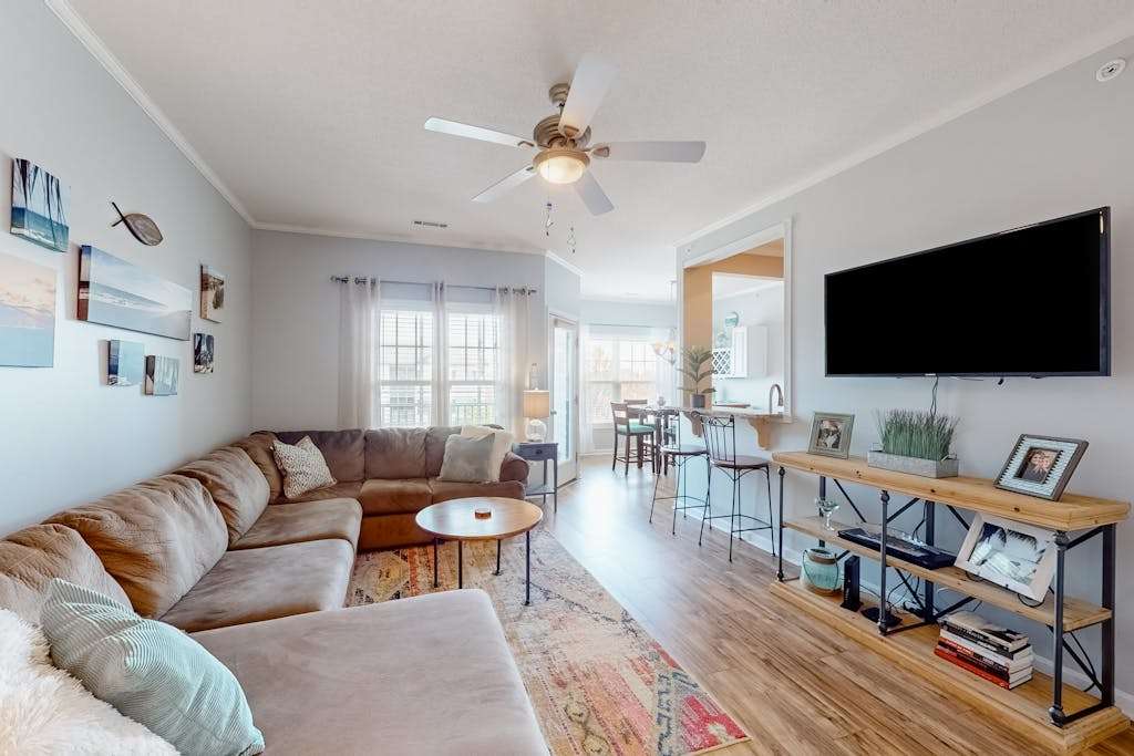 Beautiful condo near ocean with pool fast WiFi central AC with a washer & dryer