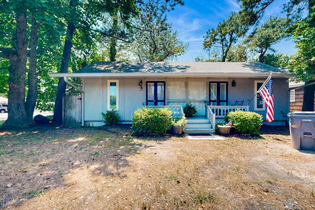 Dewey Beach dog friendly cottage 1 block from the beach