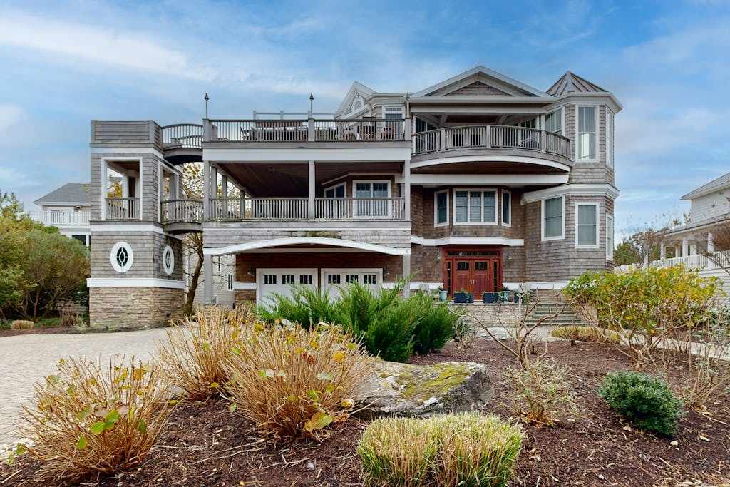 The Chancellery pet friendly house with private patio balcony & grill