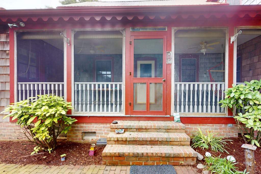 Town of Lewes spacious dog friendly house washer & dryer a deck & enclosed yard