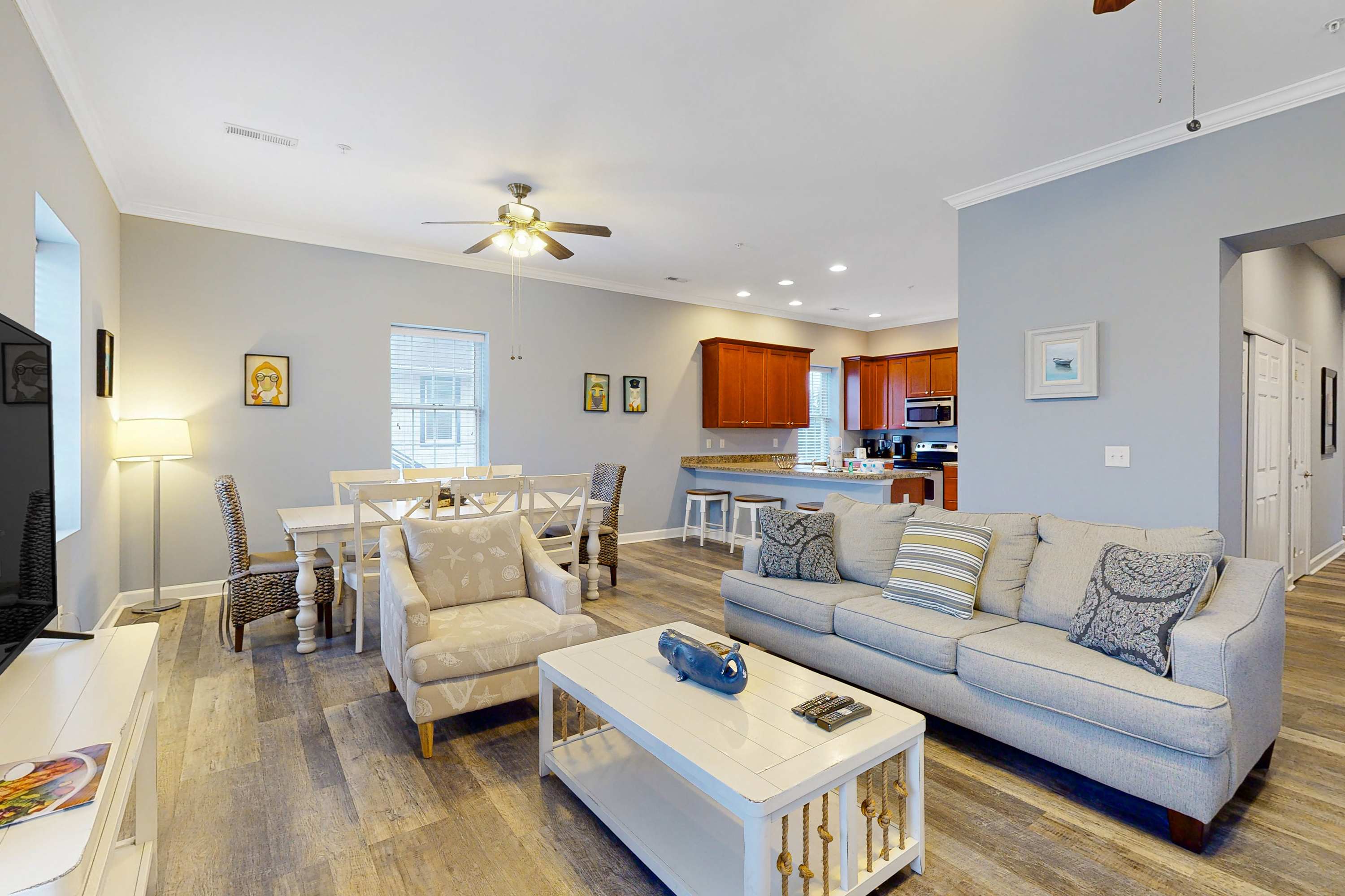 Spacious condo with pool & a short walk to ocean & dining