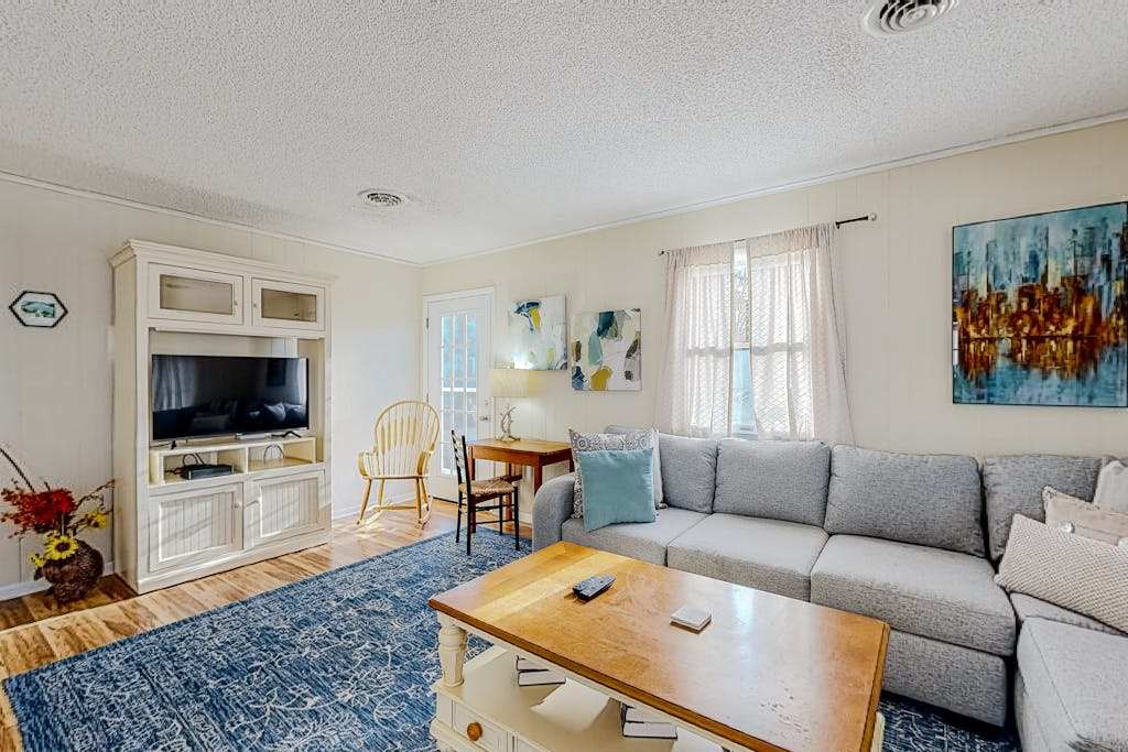 Adorable dog friendly beach home close to Rehoboth with screened porch & grill