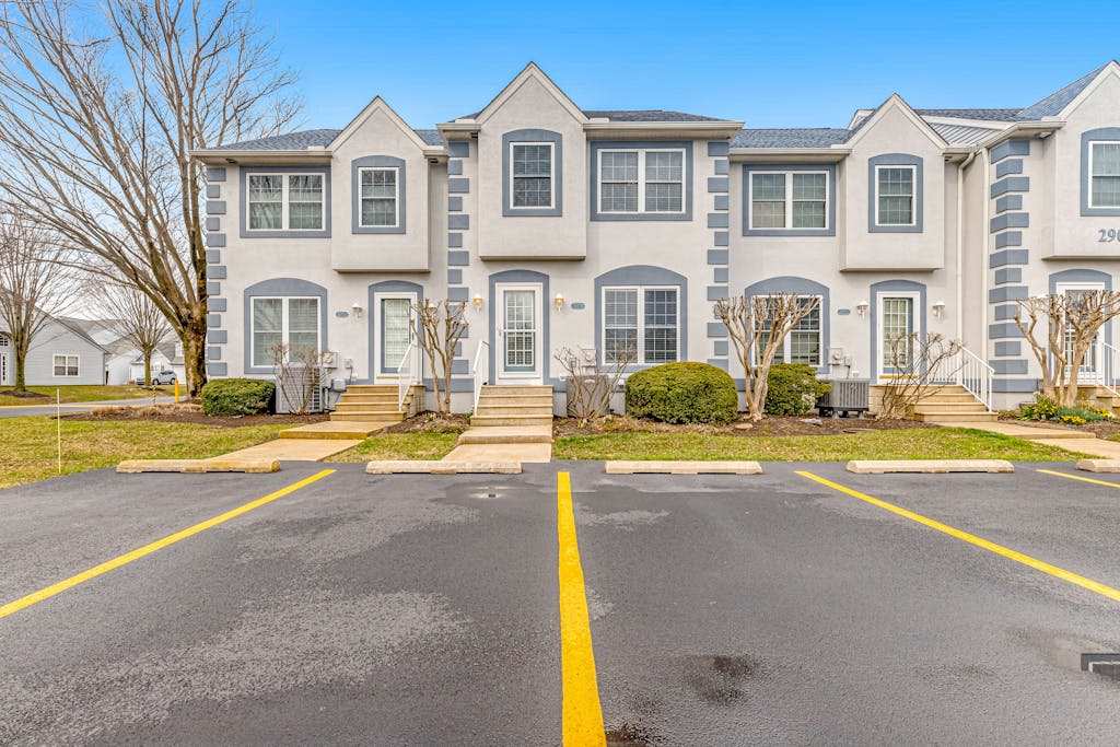 Versailles at Eagles L&ing townhome with pool & tennis only a short walk to beach shuttle
