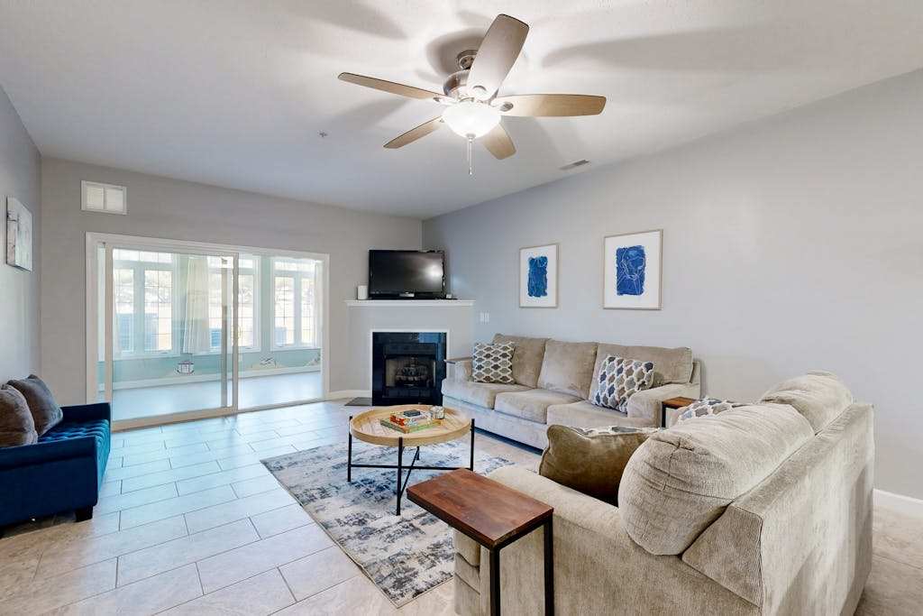 Summerlyn Condo with shared pool patio washer & dryer & free WIFI