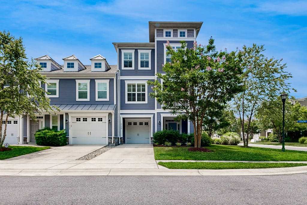 Sawgrass at White Oak Creek townhome with AC pools & gyms
