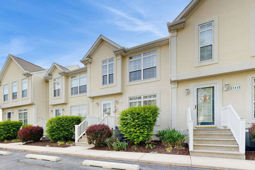 Taramino Spacious Townhouse with shared pool washer & dryer & free WIFI