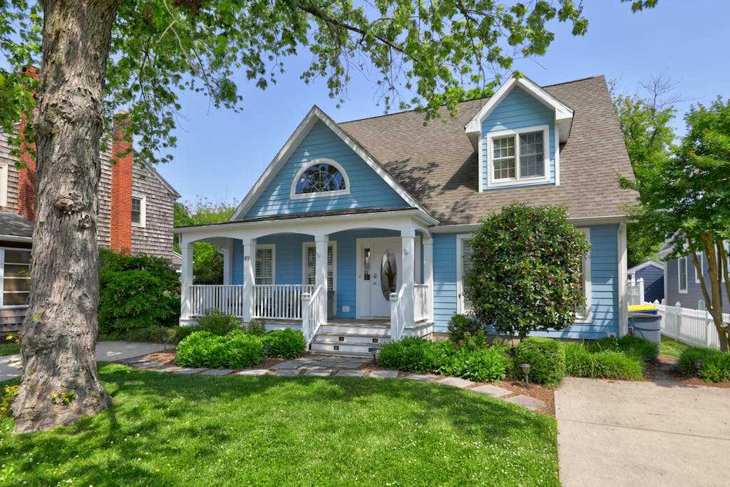 Saltbox home near the ocean with WiFi central AC enclosed yard washer & dryer