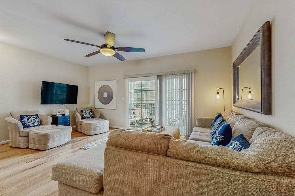 3 story townhouse close to beach & shops with screened porch on site pool & gym