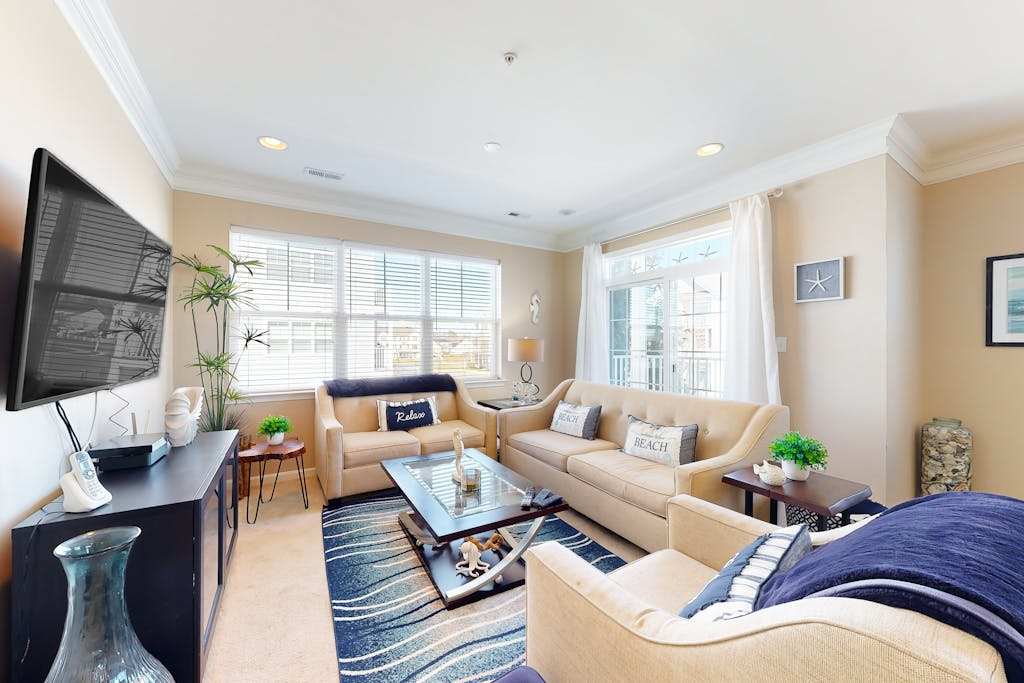 Gr&e at Canal Pointe condo with pools tennis gym & private balcony