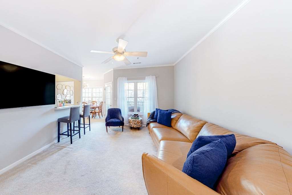 Creekwood condo with on site pool & balcony near shopping & dining
