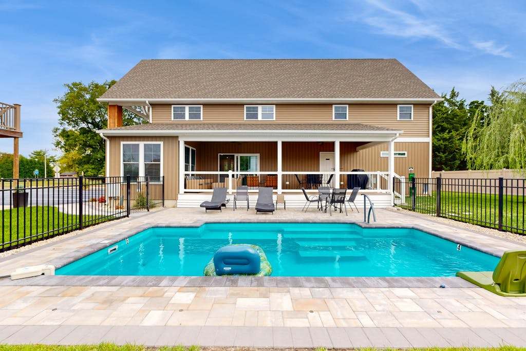 Rehoboth Beach group getaway with private pool & 2 studio apts