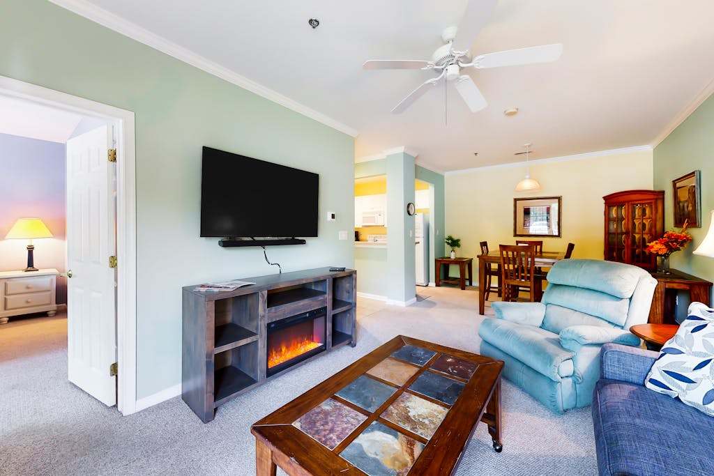 S&piper Village dog friendly condo with patio AC & close access to everything