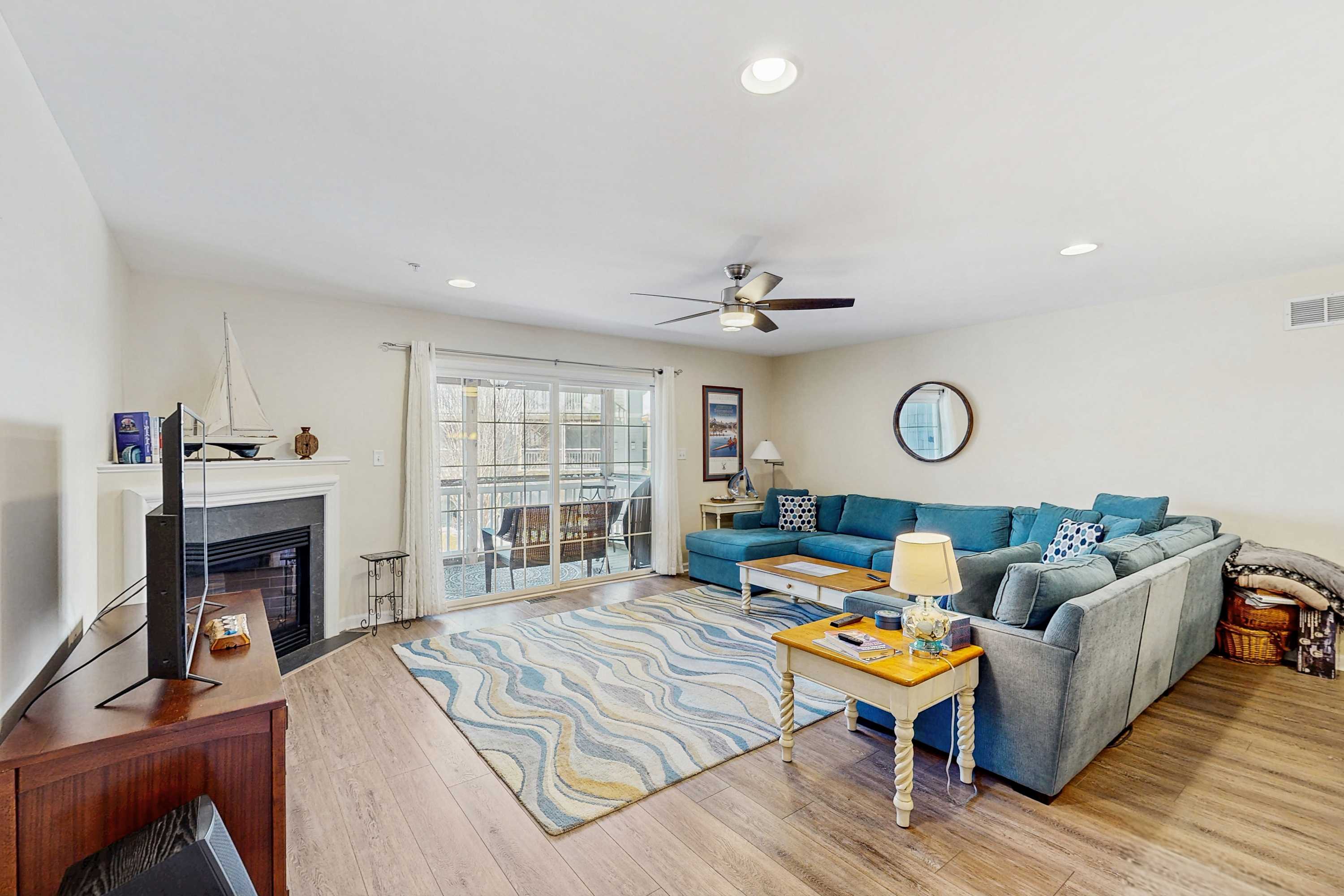 Canal L&ing townhouse with community pool patio close to restaurants