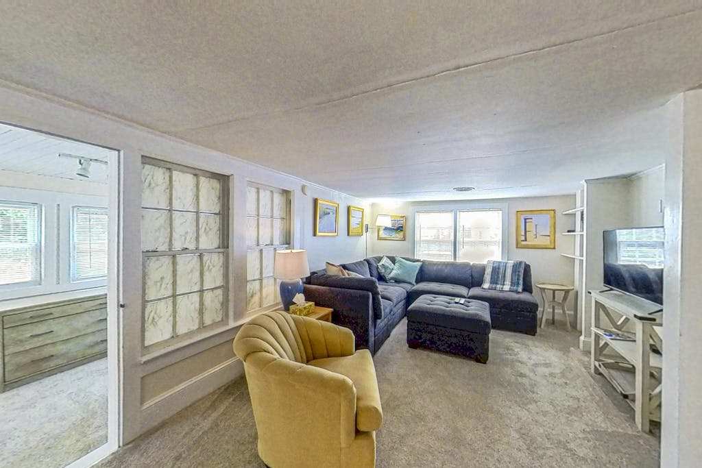 Town of Rehoboth Beach apartment with patio grill 2 blocks from beach