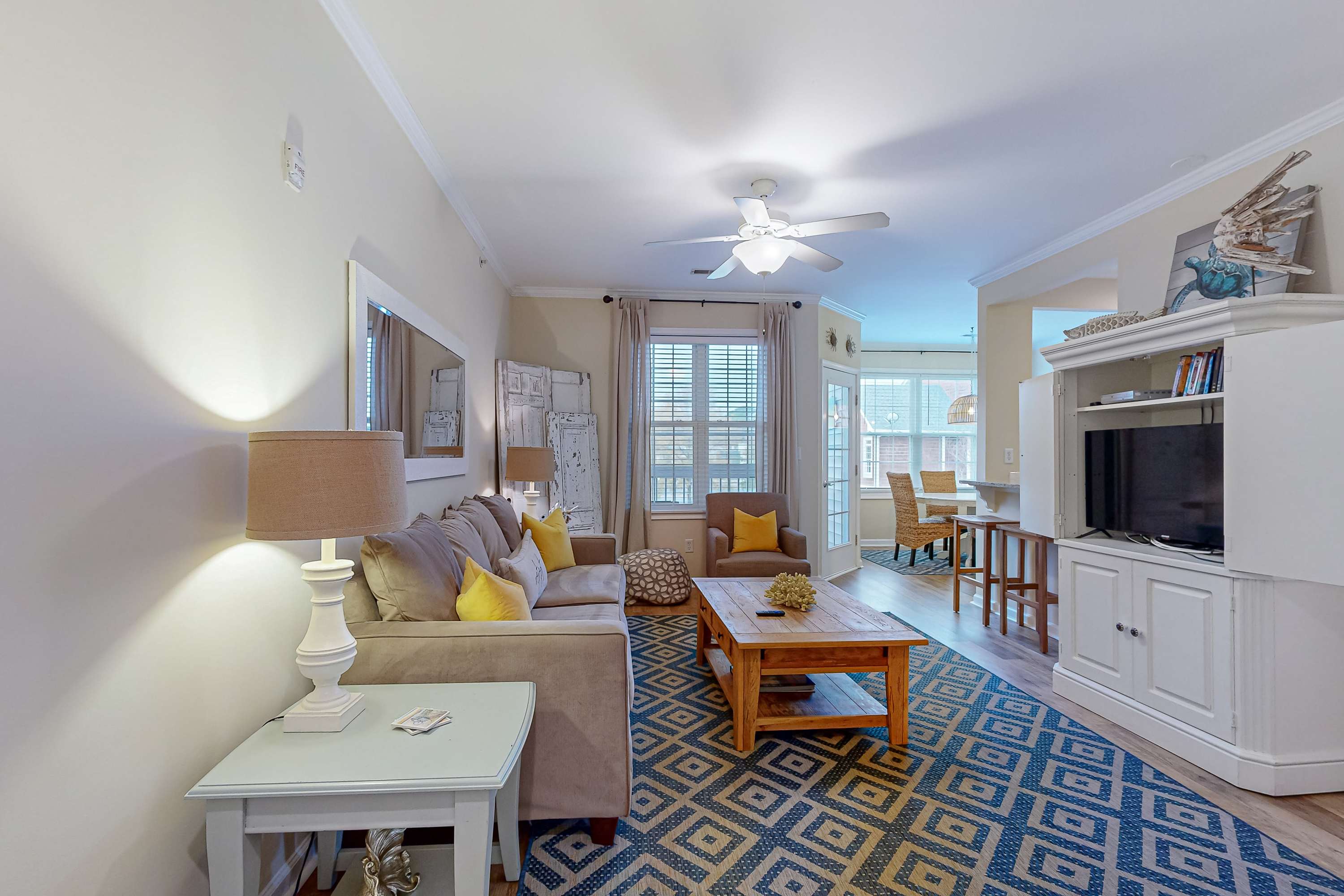 Spacious Creekwood condo with an outdoor Balcony washer & dryer & Free WIFI