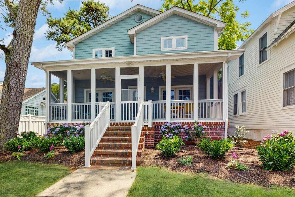 Spacious downtown home with yard WiFi AC washer & dryer near the beach