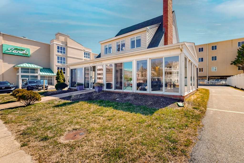 Home near the ocean with pool access & a washer & dryer