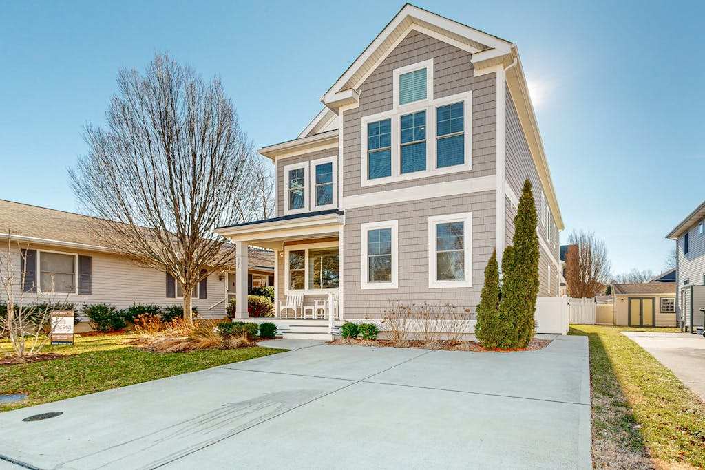 Downtown home near the ocean with enclosed yard WiFi AC & beach gear dogs OK