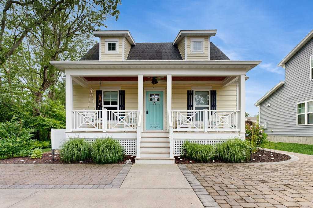 Town of Rehoboth Beach cottage with covered porch deck grill AC & washer & dryer