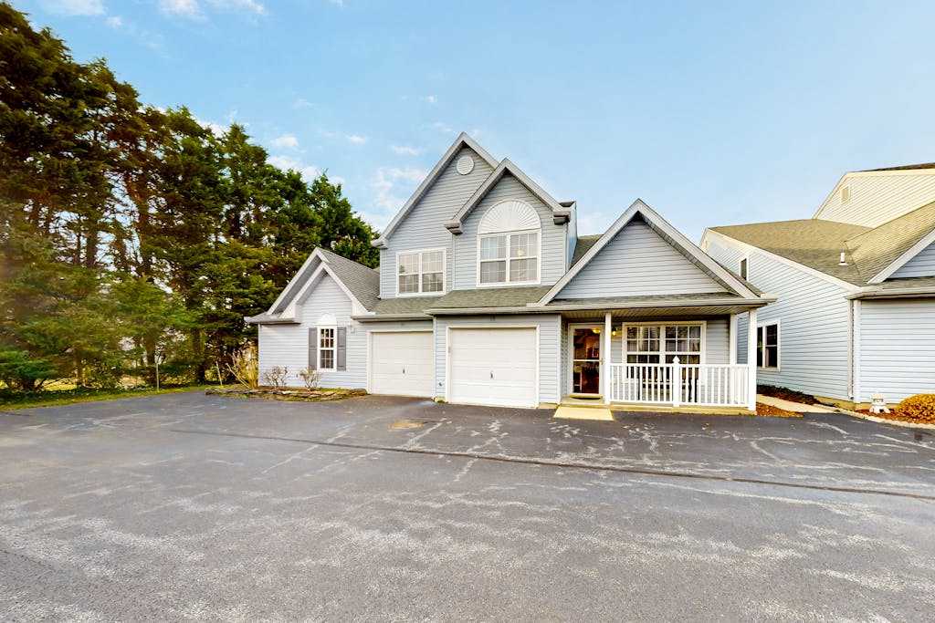 Eagles L&ing home with pool & tennis access fireplace grill & smart TVs