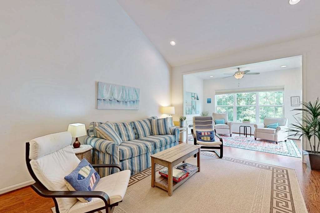 Gr&e at Canal Pointe spacious condo with shared pool washer & dryer & free WIFI