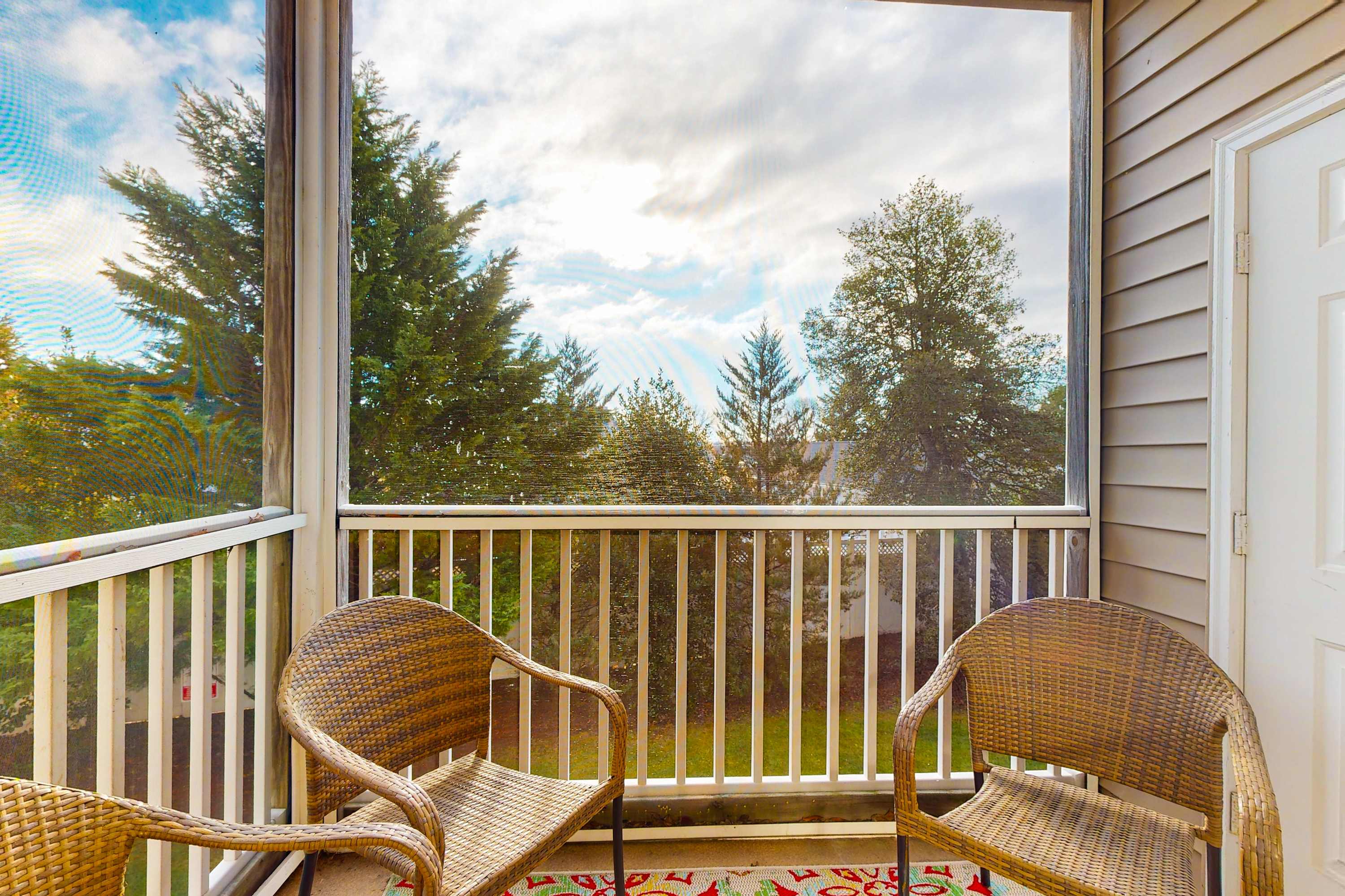 Spacious Creekwood condo with shared pool Balcony washer & dryer & Free WIFI