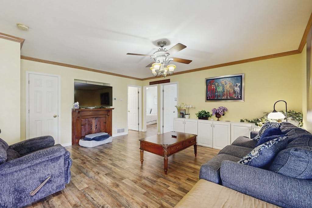 Maplewood pet friendly house with shared pool washer & dryer & free WIFI