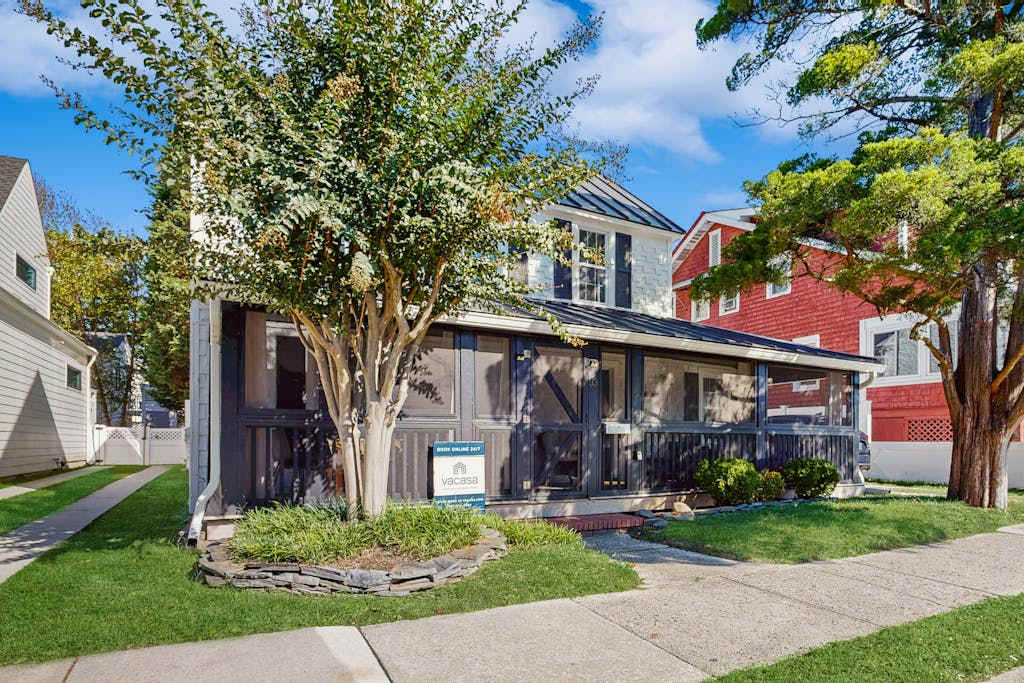 Town of Rehoboth Beach spacious house with patio washer & dryer & WIFI