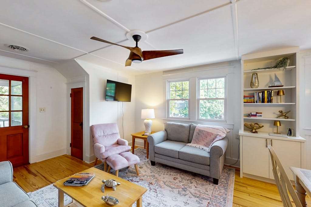 Town of Rehoboth Beach house with screen porch walk to beach & restaurants