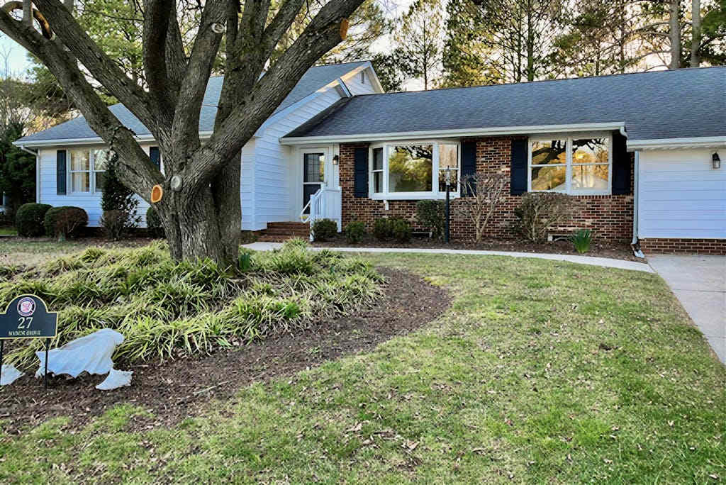 Country Manor dog friendly house with ping pong deck & balcony