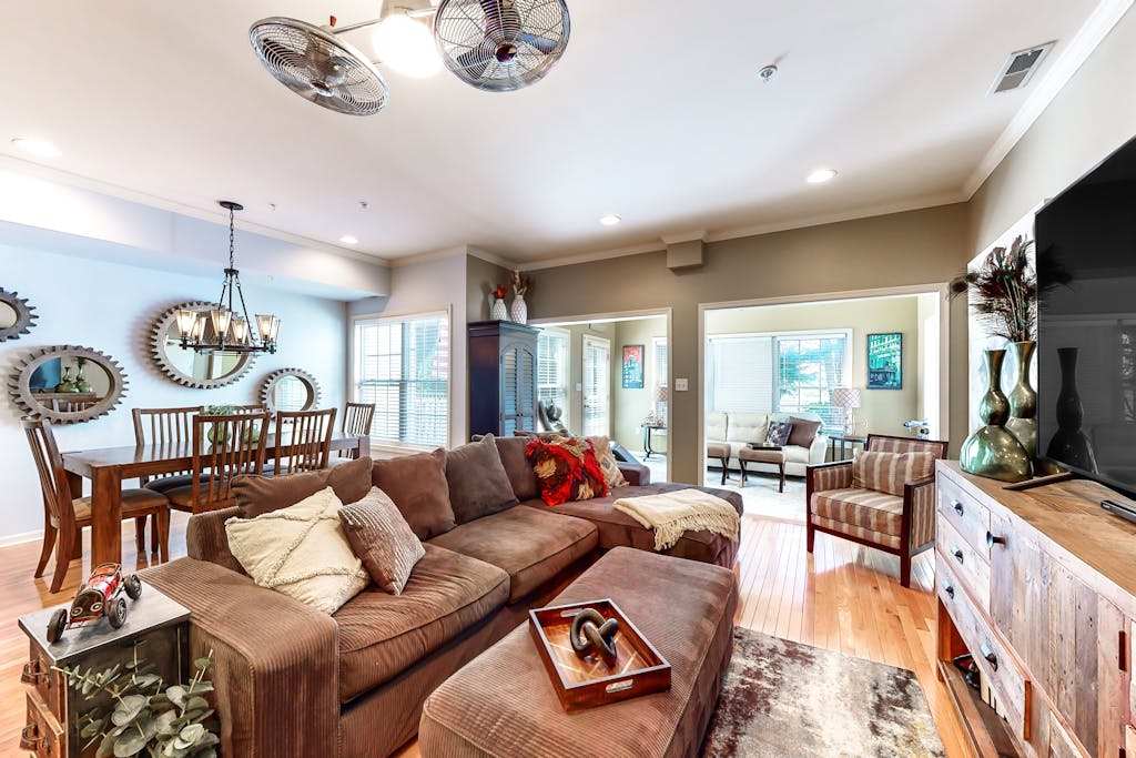 Captiva at Eagles L&ing Townhouse with access to 3 pools tennis parking 1 mile to beach