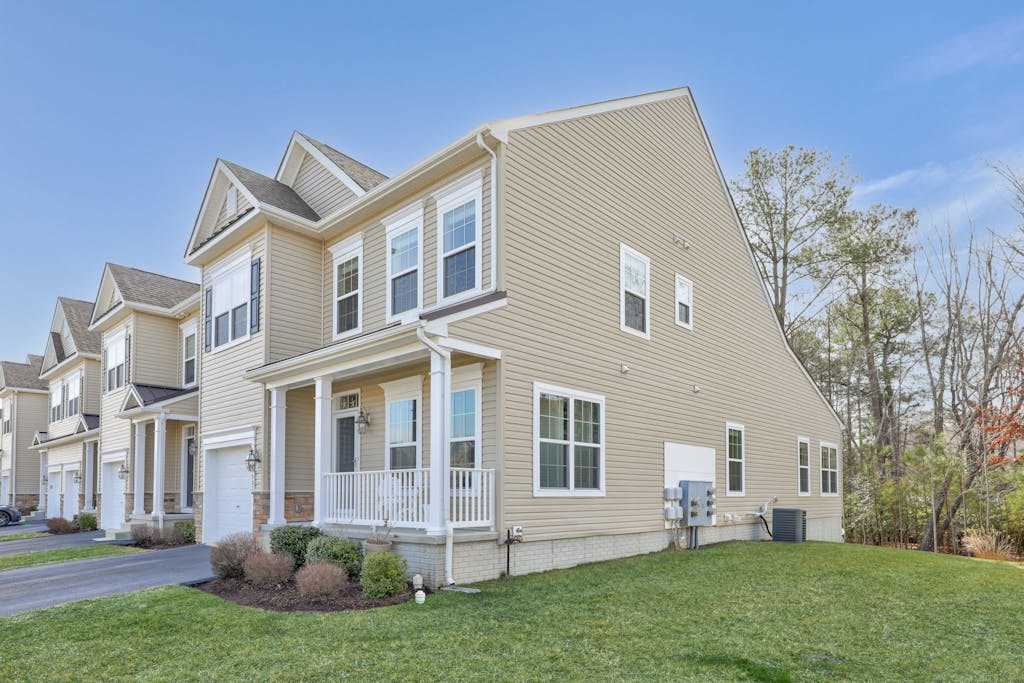 dog friendly townhome with pool central AC & washer & dryer only 1 & a half miles the beach