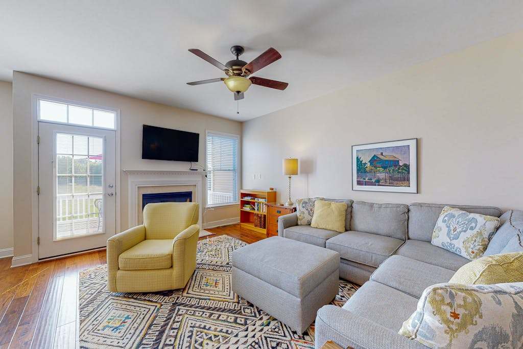Gorgeous dog friendly townhome with grill deck 2 pools gym & tennis