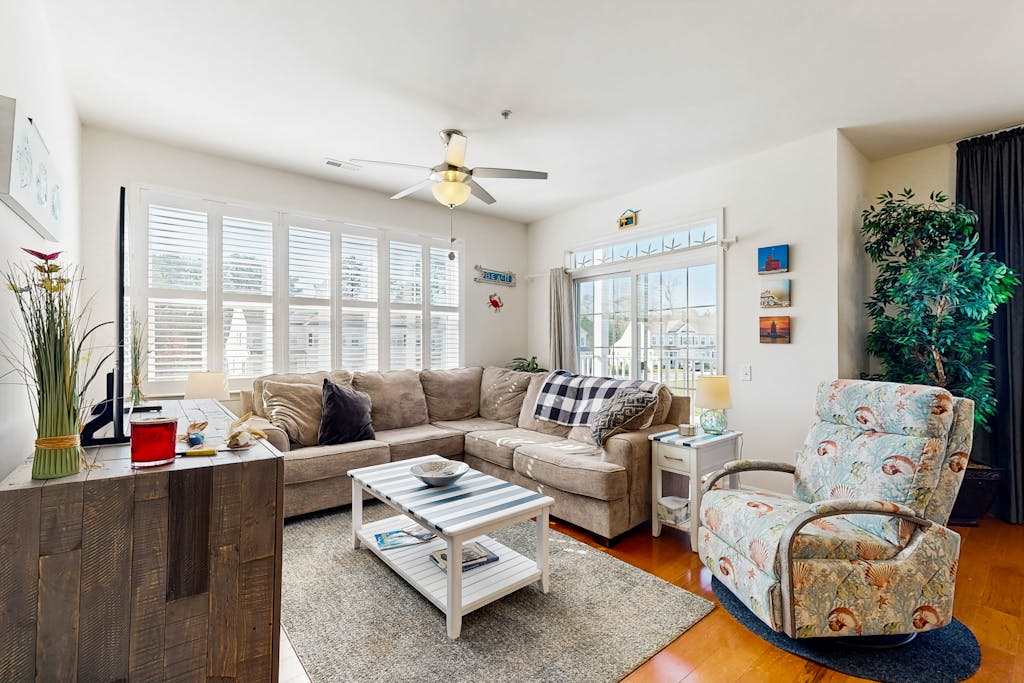 Airy condo near the beach with pool tennis court WiFi AC & washer & dryer