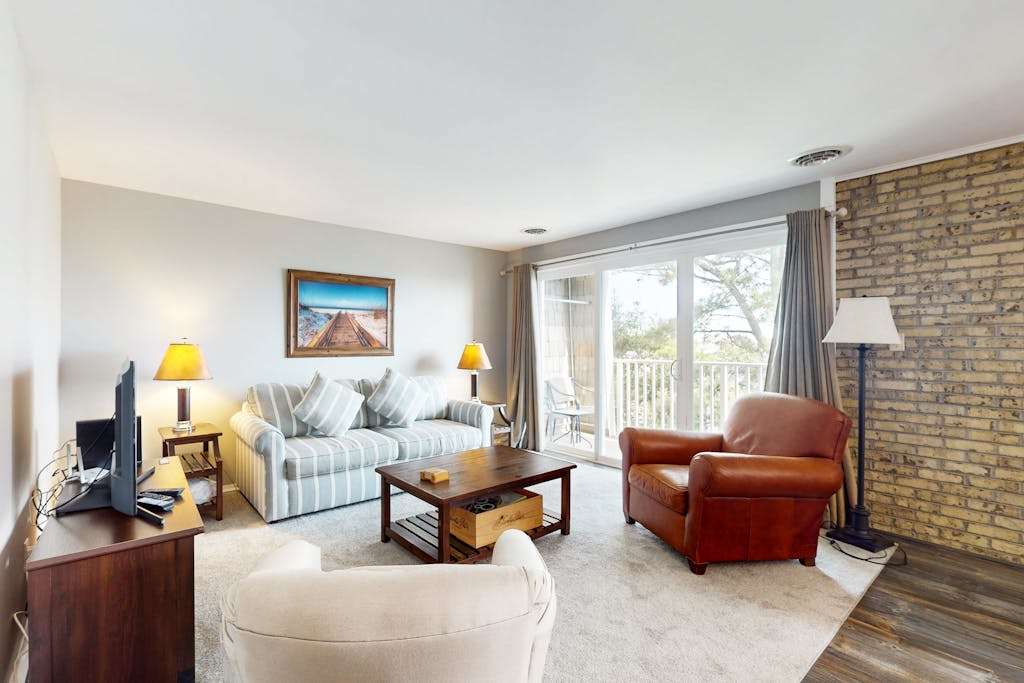 Ocean view condo near the beach with outdoor pool & central AC
