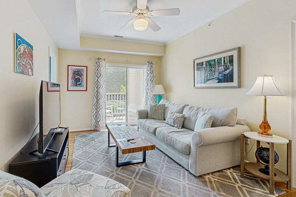 Eagles Landing comfy condo with pools & tennis courts 1 mile to beach