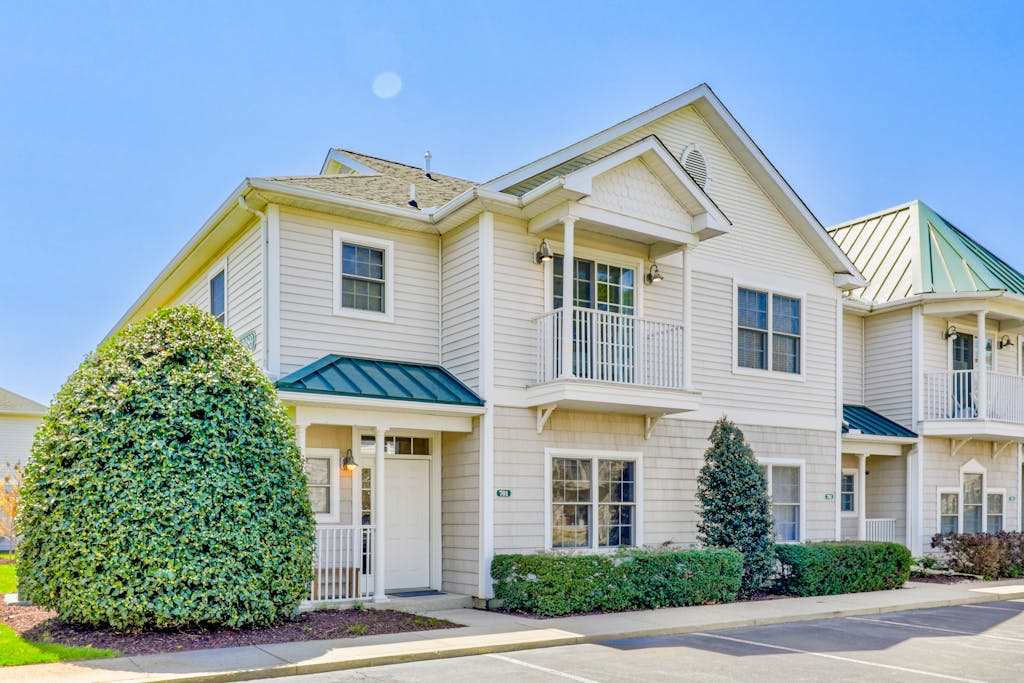 The Tides condo with enclosed porch balcony fireplace bikes pool & hot tub