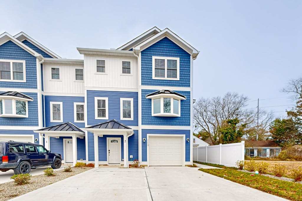 Spacious townhouse with patio balcony WIFI washer & dryer
