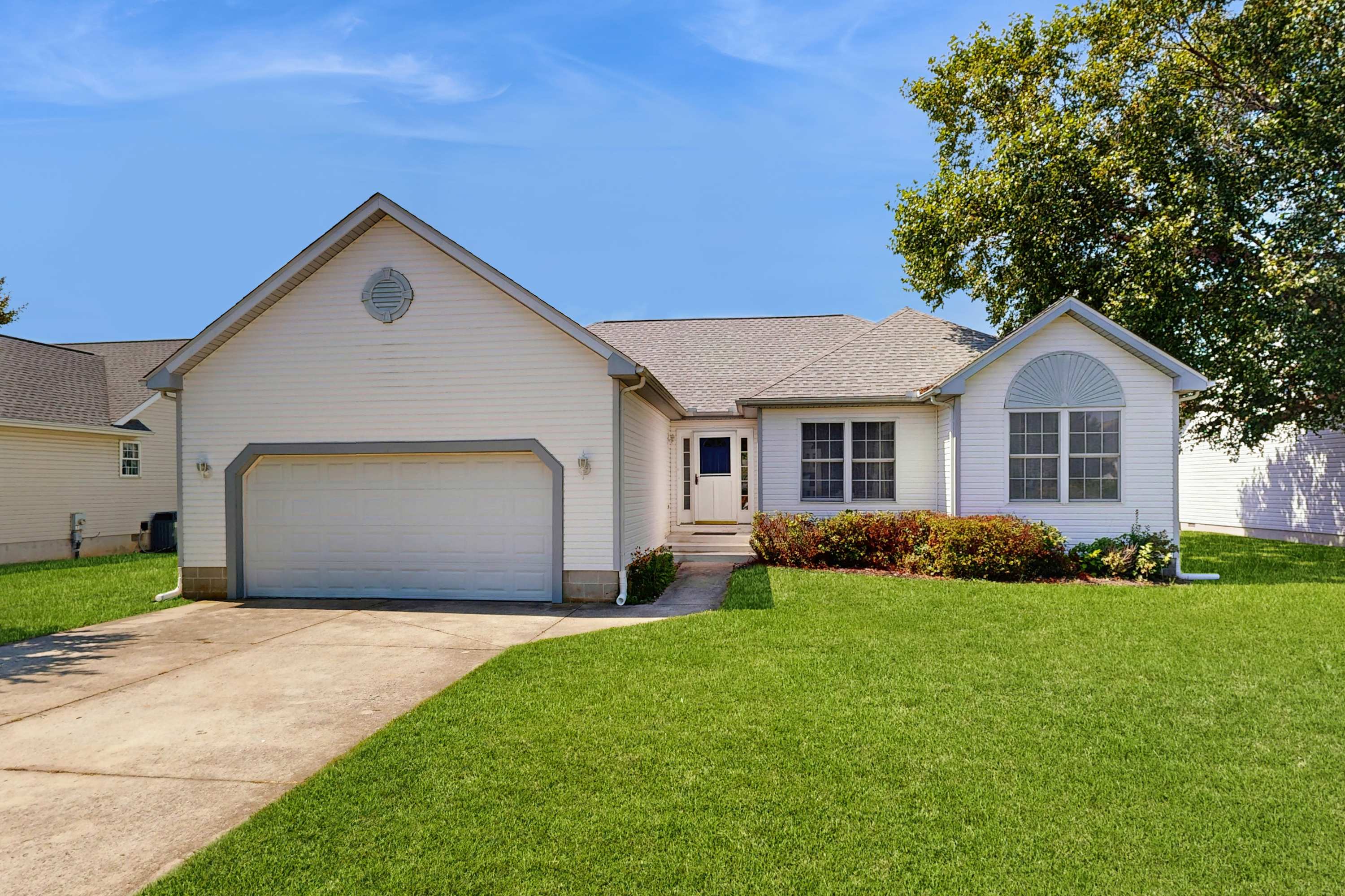 Maplewood spacious house with shared pool washer & dryer & free WIFI