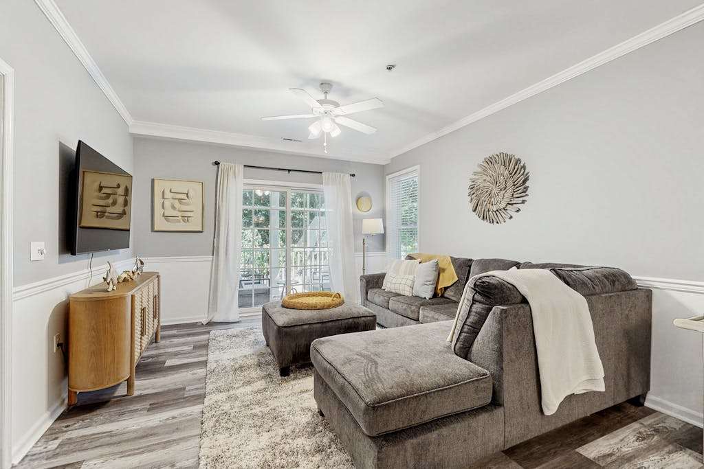 The Tides spacious condo with shared pool close to restaurants & shopping