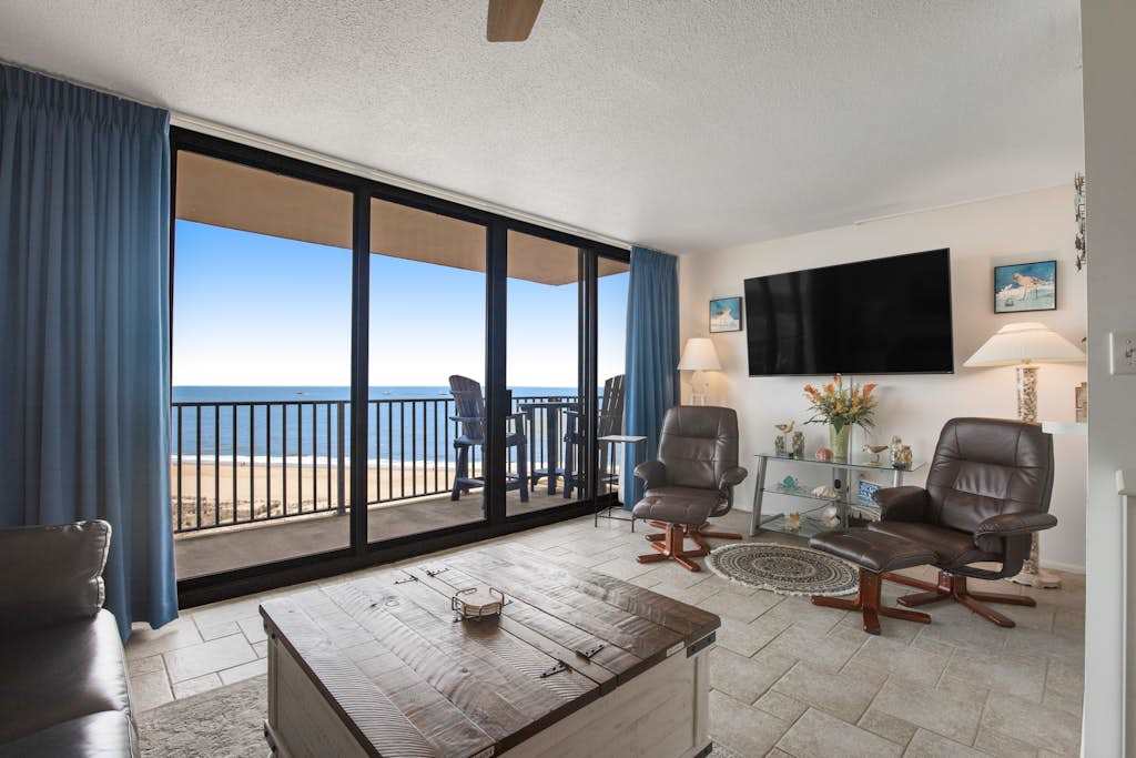 Sea Colony 8th floor condo with free WiFi balcony shared pool & ocean view