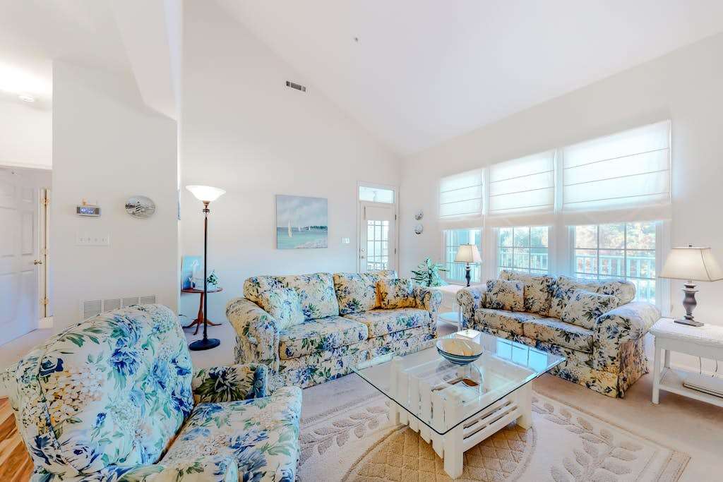 Bear Trap Dunes 2nd floor condo with golf on site fireplace & free WiFi