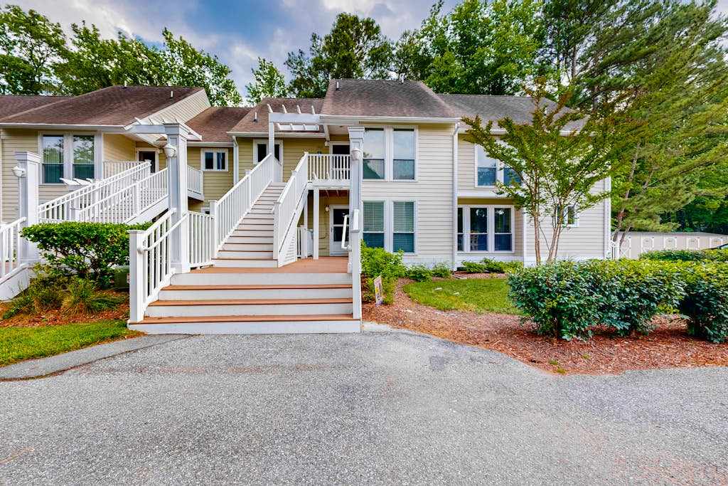 1st floor Sea Colony Tennis condo with gym & sauna