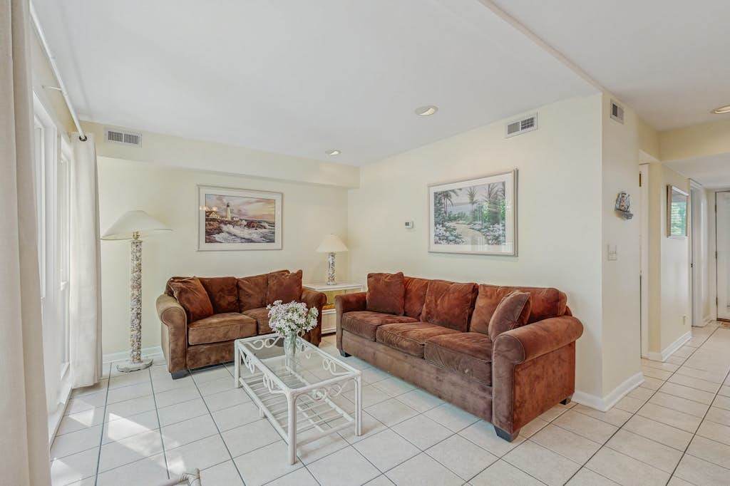 Sea Colony Tennis 1st floor condo with gym sauna & tennis court